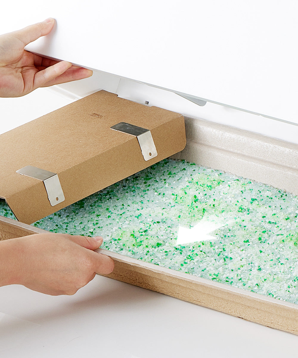 Disposable crystal litter tray with 3-step replacement process — remove