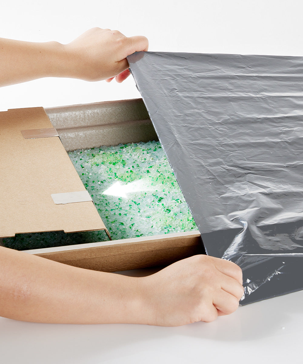 Disposable crystal litter tray with 3-step replacement process — pack
