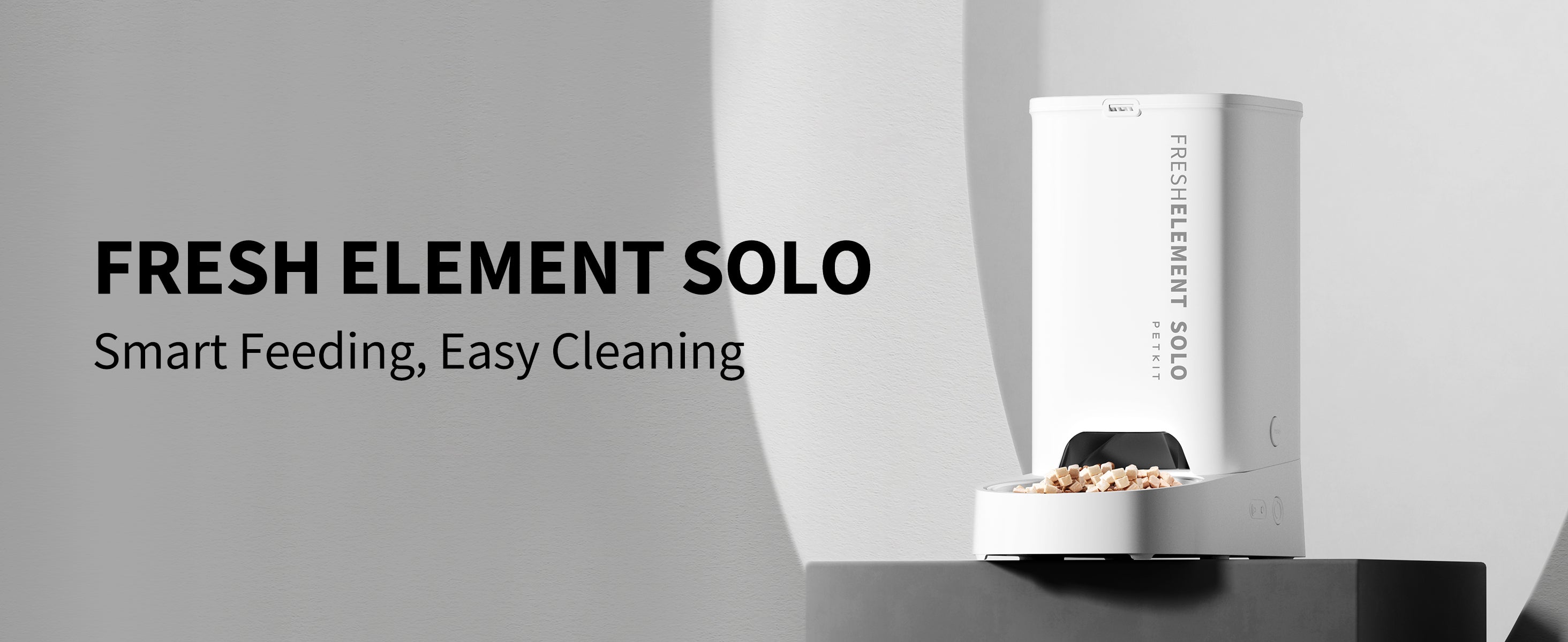 Fresh Element Solo automatic cat feeder banner highlighting smart feeding and easy cleaning