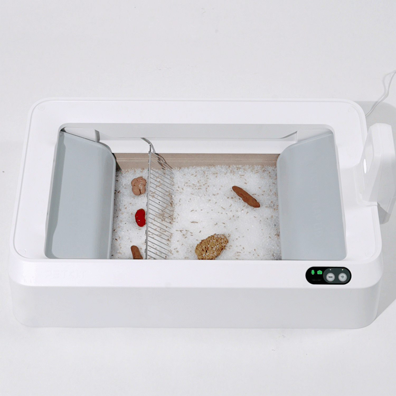 Dual waste traps and two-way raking system in Purobot Crystal Duo thoroughly clean every corner with no waste left behind.