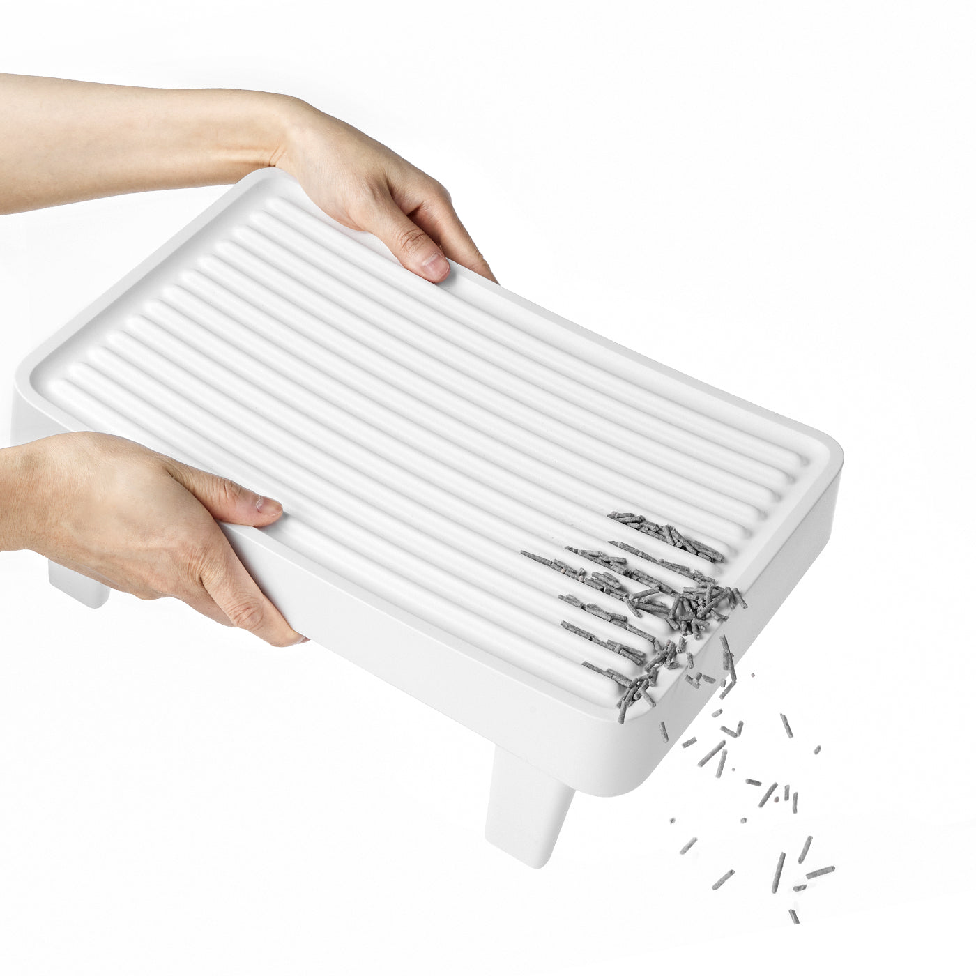 Wavy-shaped litter collector on Easy-Step Pedal gathers litter from cat paws, reducing tracking and mess