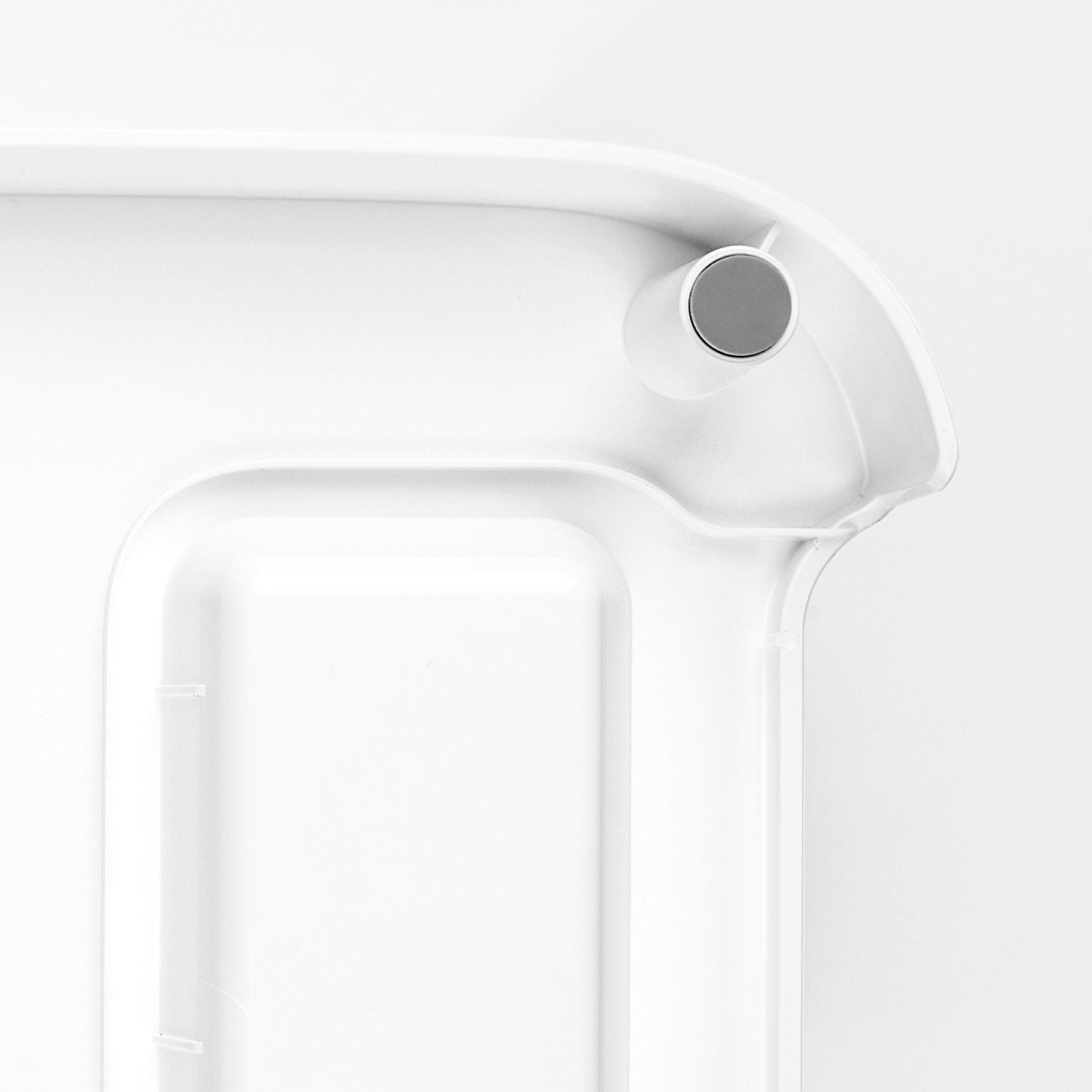 EverSweet Max pet water fountain equipped with anti-slip pads to help keep the fountain stable during use