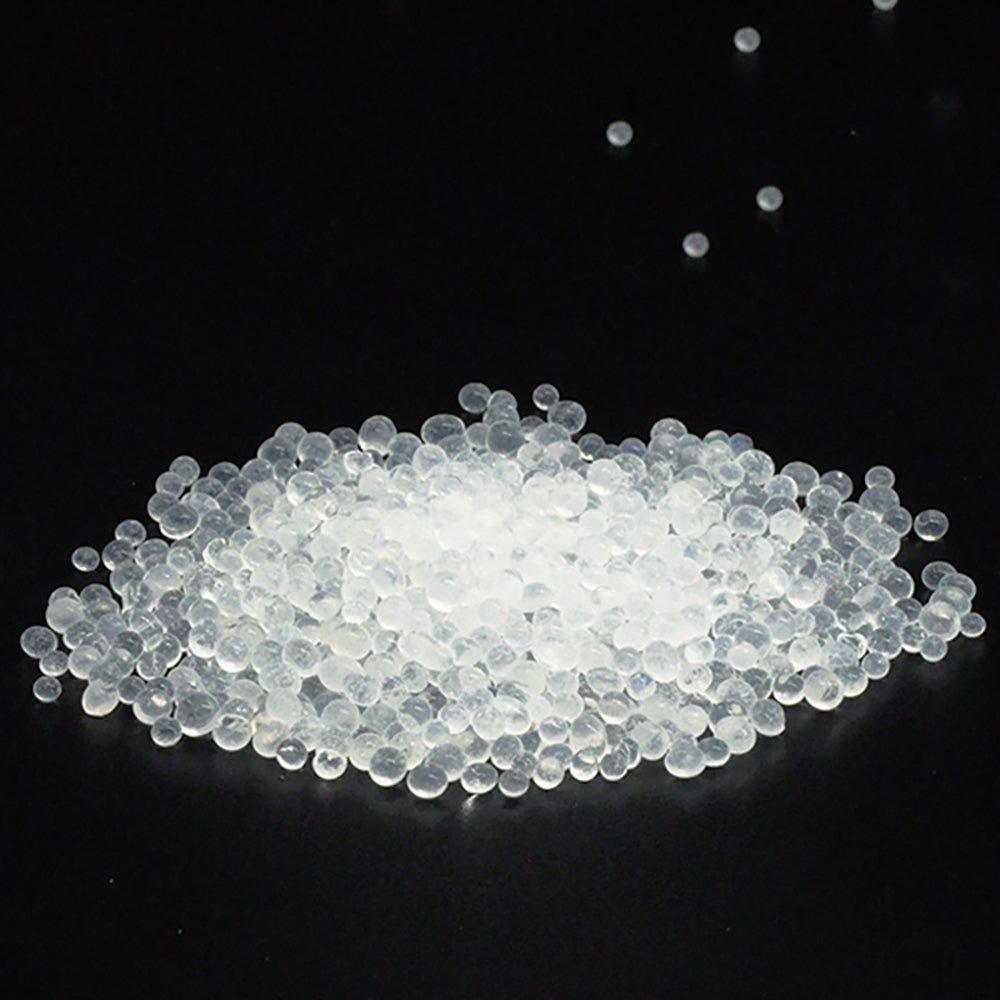 Close-up of PETKIT desiccant particles showing crystal-clear silica gel for strong moisture absorption
